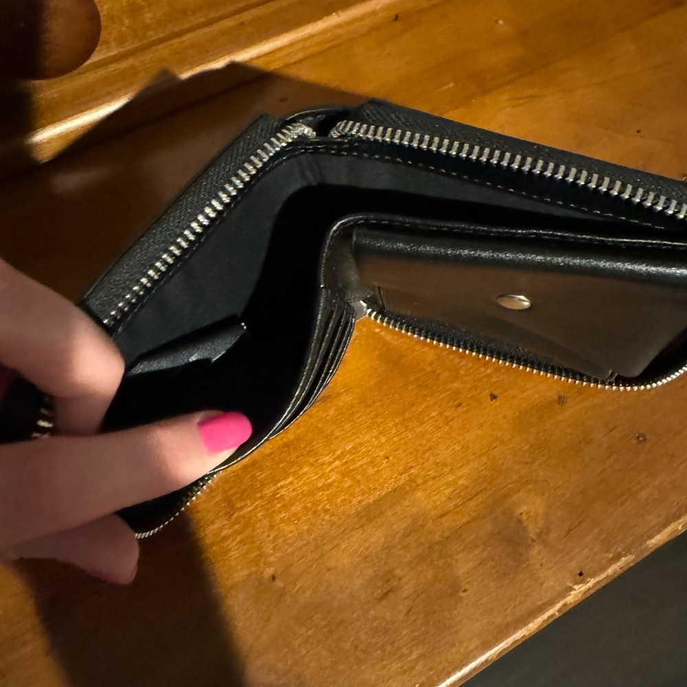 Kendall & Kylie Lip Wallet - Picture 5 of 5